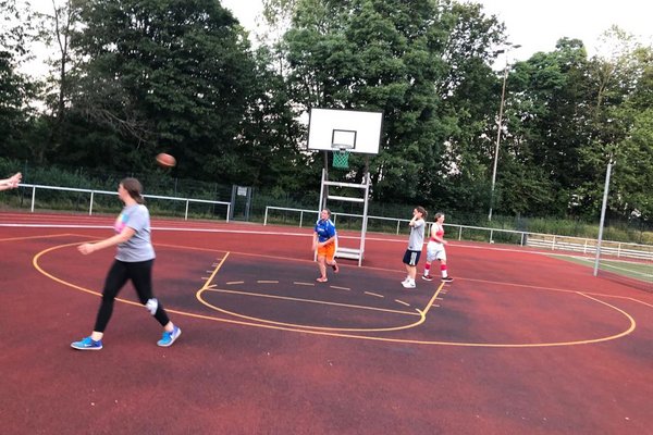 Damen: Der Ball ist rund