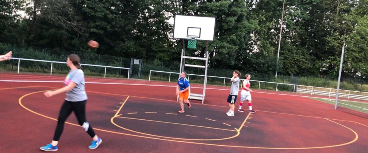 Damen: Der Ball ist rund